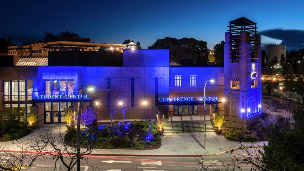 <b>Universidad de California -Irvine, </b>ubicada en el condado de Orange, sur de California.
<br>
<b>Ranking Nacional: <a href="https://www.usnews.com/best-colleges/ca?schoolType=national-universities" target="_blank">Nº36 en el ranking Nacional</a></b>
<br>
<b>Matrícula 21-22 y costos asociados: </b>$44,000 -$14,000,
<b> </b>dependiendo si eres residente del estado
<br>
<b>Salario promedio al egresar: </b>$56,800