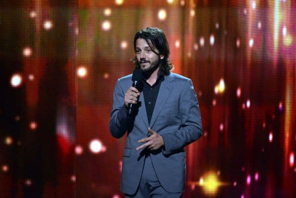 Diego Luna regresó al escenario para presentar a un gran artista, Marco Antonio Solis.