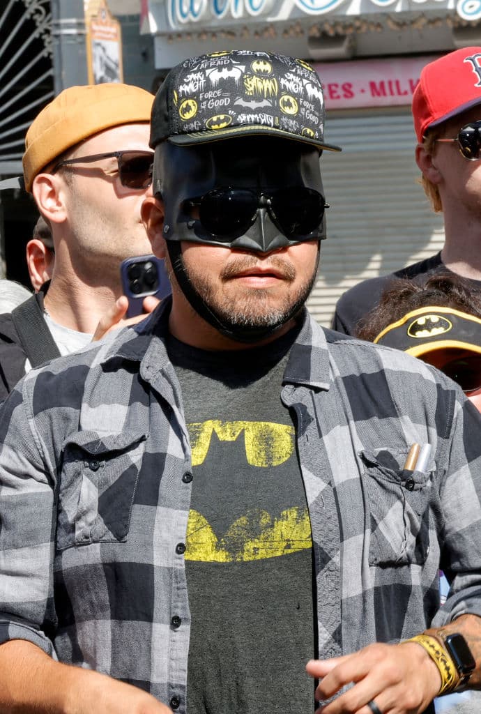 Los seguidores del alter ego de Bruce Wayne se contagiaron de la ‘Batimania’ y llevaron prendas distintivas acordes al importante evento. 
<br>