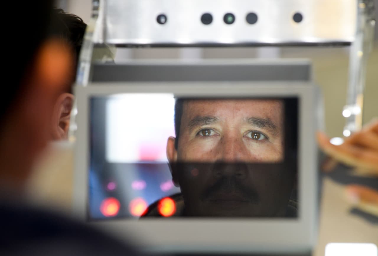 "¿Qué harán con la información?": el gobierno planea registros del iris, la voz y muestras de ADN para la 'green card' o el permiso de trabajo