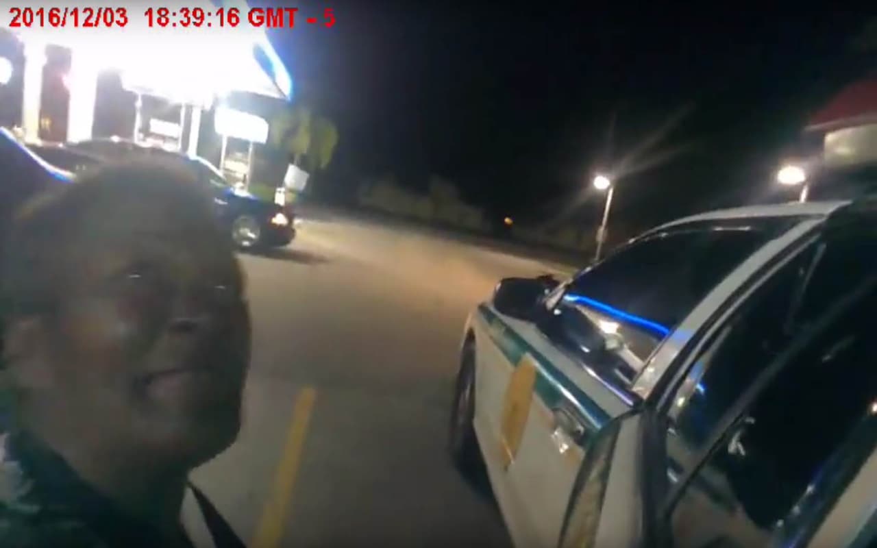 Causa controversia en redes sociales el arresto de una mujer con discapacidad física en Miami-Dade