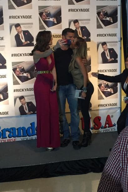 Se la pasaron tan bien, que hasta Carolina le plantó un tremendo beso a Ricky.