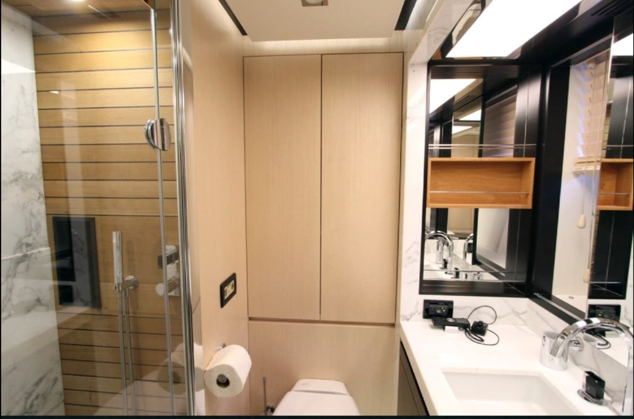 Achille Salvagni, un reputado diseñador italiano, creó el atractivo interior del Azimut 84. El yate debutó durante el Yacht and Brokerage Show de 2013 en Miami Beach, Florida.