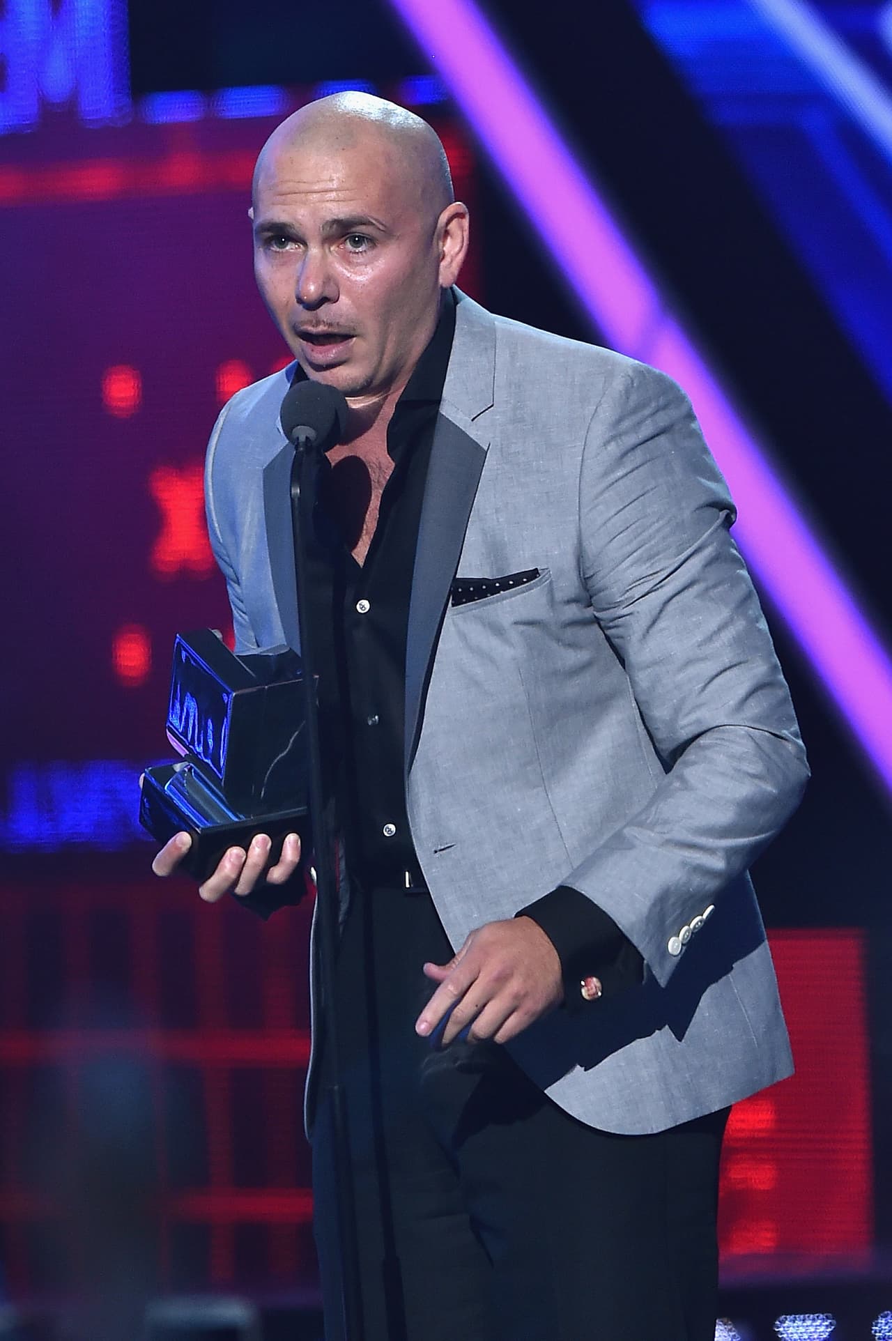 <b>Pitbull</b> ha estado en la fiesta en muchas ocasiones como parte de los performances, pero también ha subido por sus reconocimientos.