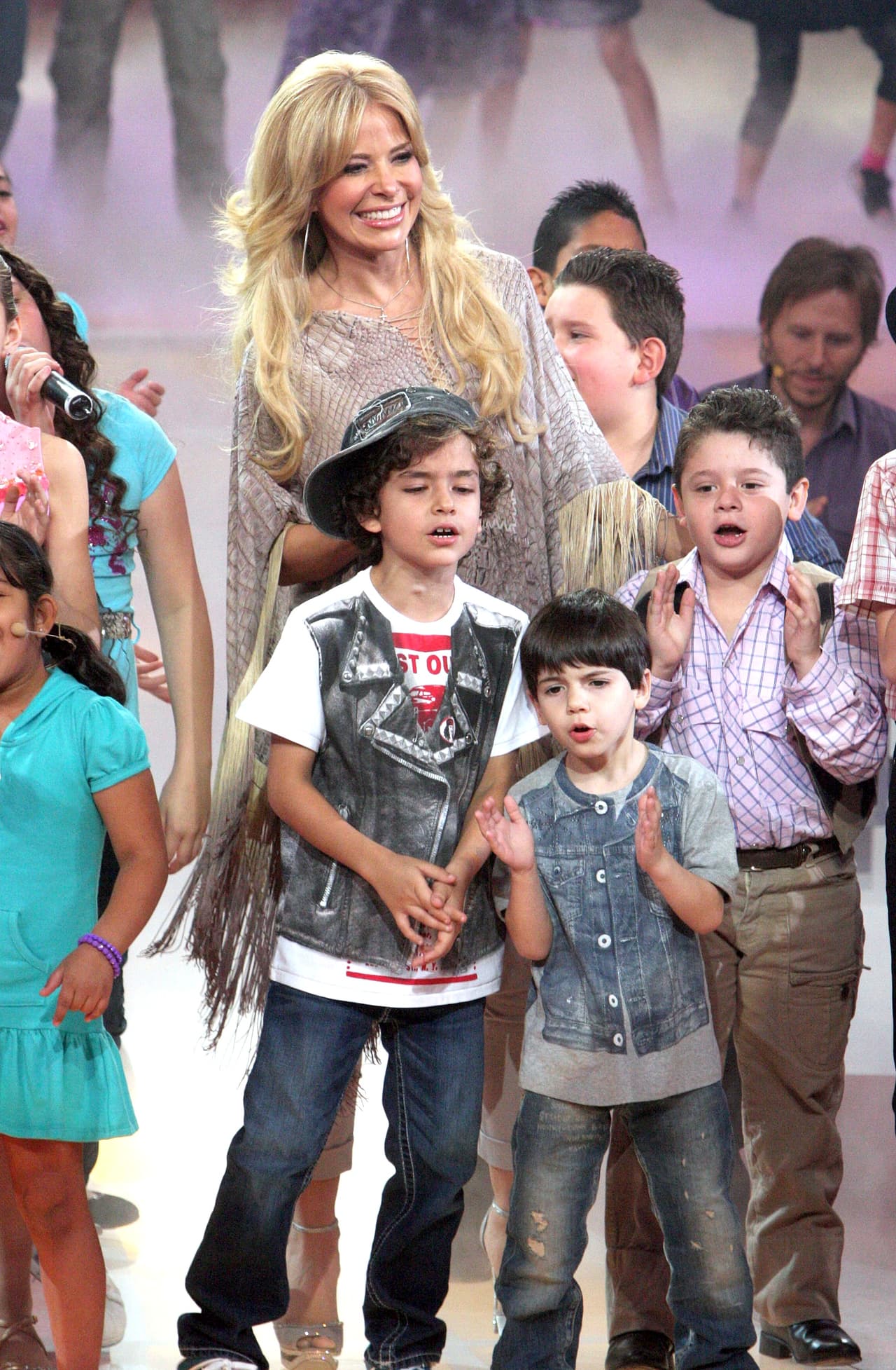 Fue en el primer programa de Pequeños Gigantes, en el 2011, cuando la competencia tuvo una madrina de lujo: la cantante Gloria Trevi.