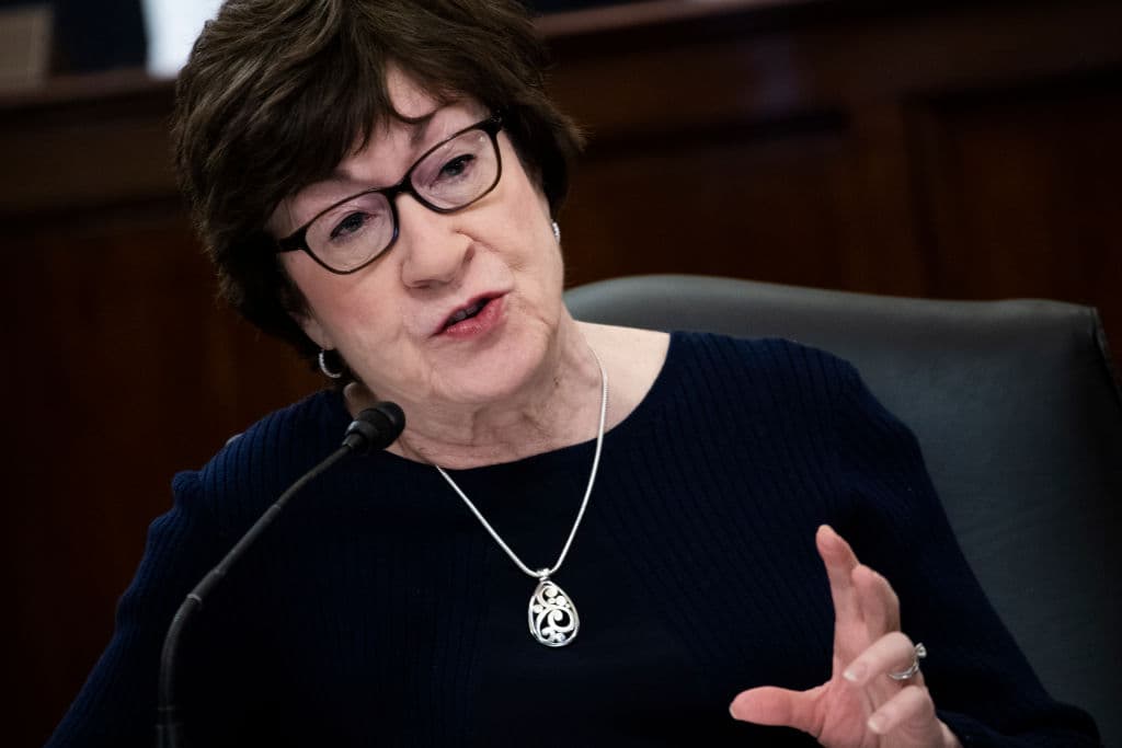 <b>La senadora por Maine Susan Collins</b> ha sido otra voz crítica dentro de su partido, con una línea propia, más apegada al centro. Collins votó a favor del juicio político contra Trump. Junto a Romney, Collins lideró 
<b><a href="https://www.univision.com/noticias/politica/diez-senadores-republicanos-hicieron-propuesta-de-paquete-de-ayuda-al-gobierno">una iniciativa de 10 senadores republicanos que crearon un plan de alivio económico alternativo</a></b> y se lo presentaron a Biden. Collins, una senadora de larga data, conoce desde hace años a Biden, que también fue senador durante 36 años.
