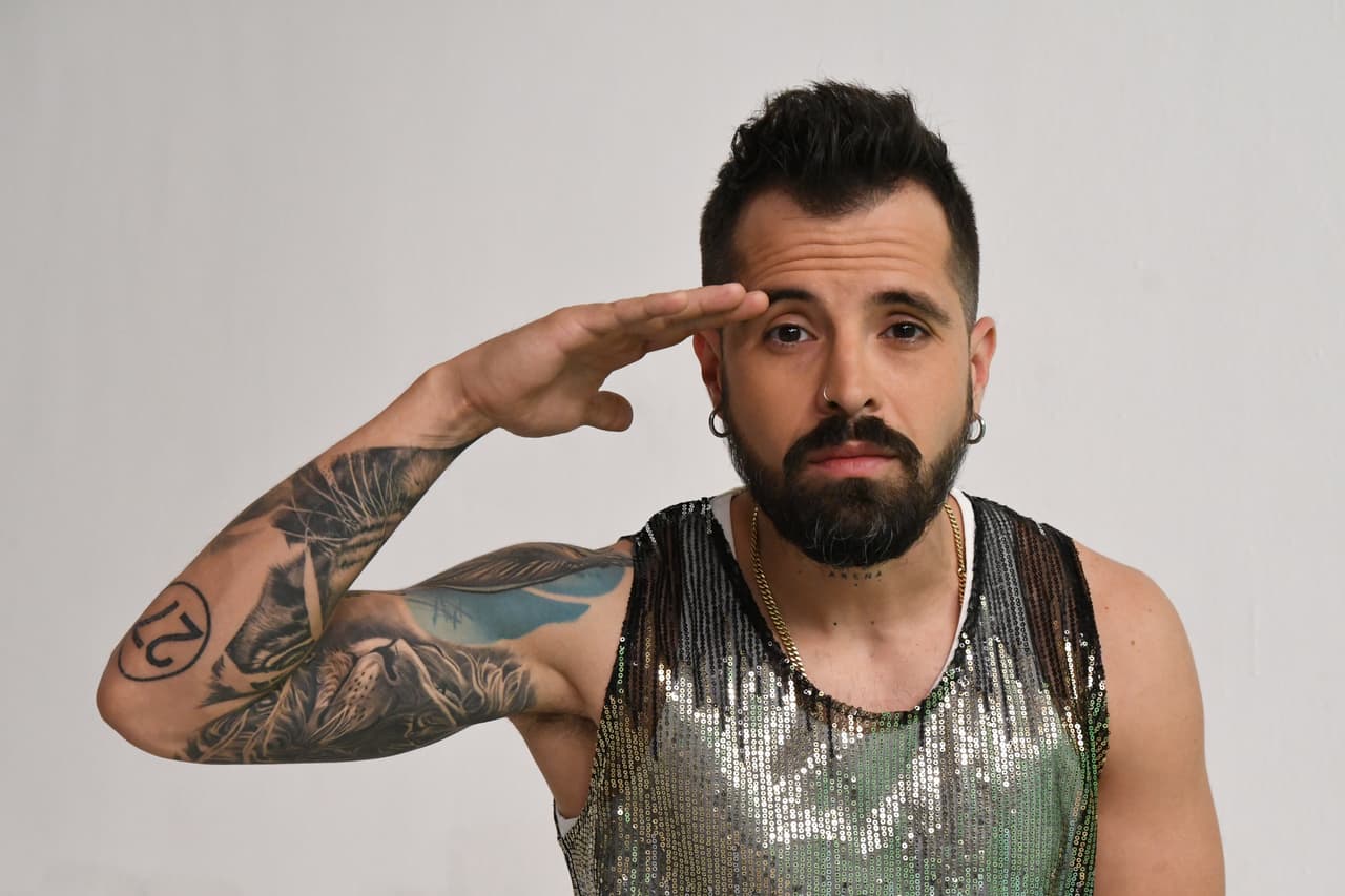 Mike Bahía es cantante de música urbana y a sus 32 años de edad está subiendo como la espuma en ese mercado.