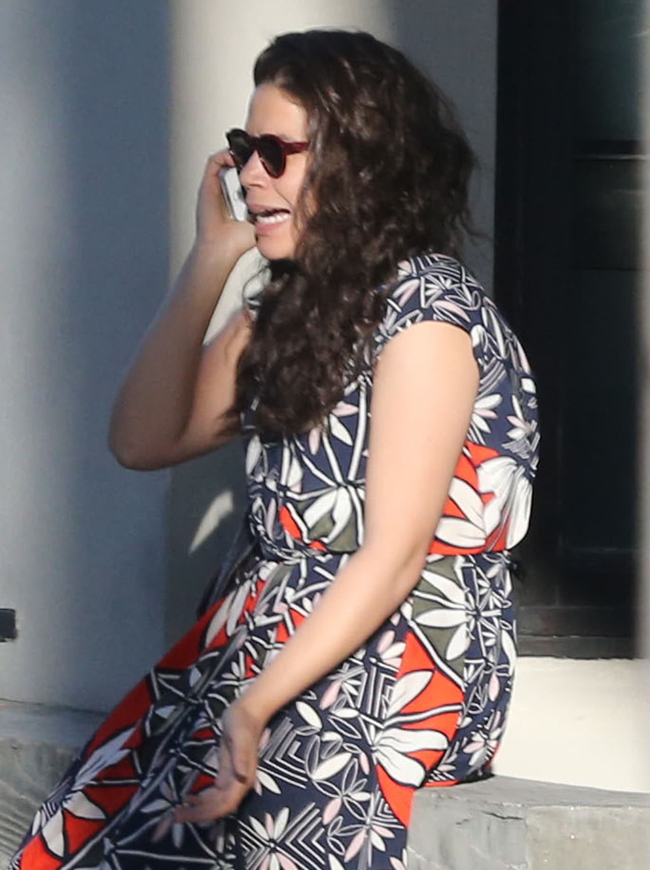 Por fin, se cansó y se sentó, pero siguió gritándole a su teléfono.