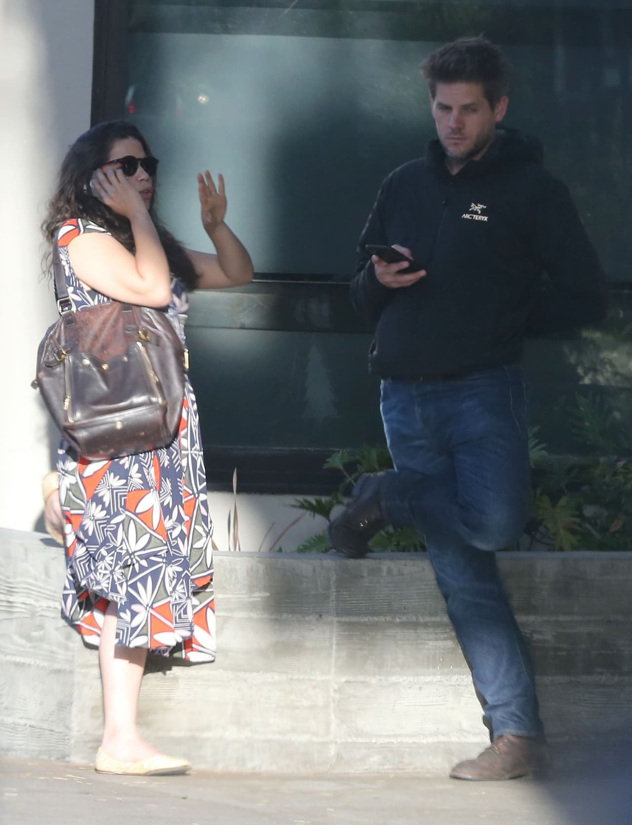 Ryan mejor decidió ponerse a ver su propio celular.