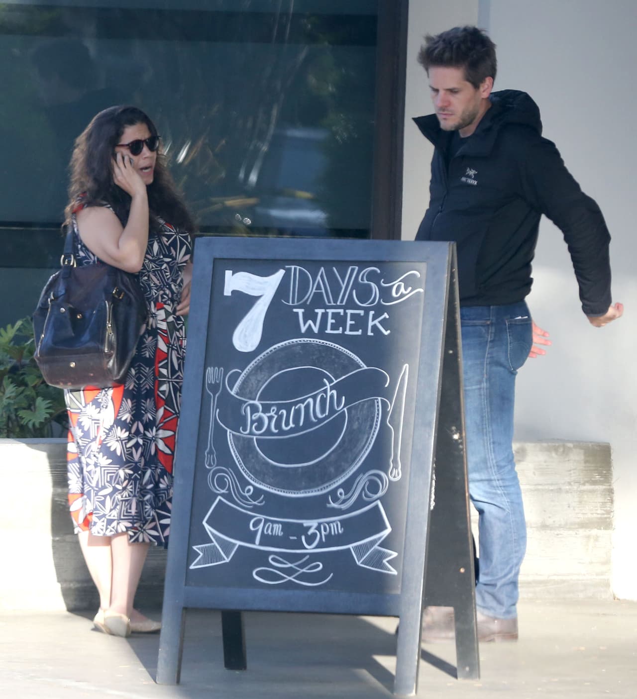 Pero mientras esperaban afuera del local, America seguía y seguía charlando.