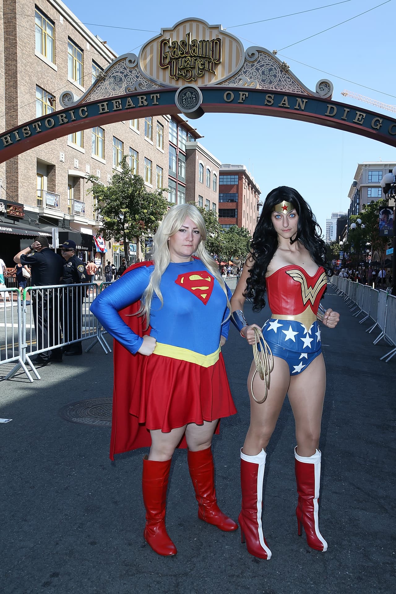 Superwoman y Wonderwoman.