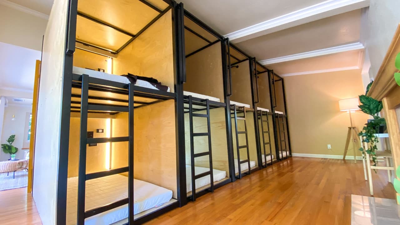 La otra cara de la crisis de vivienda en el Área de la Bahía: vivir con 13 personas y alquilar “literas” por $800