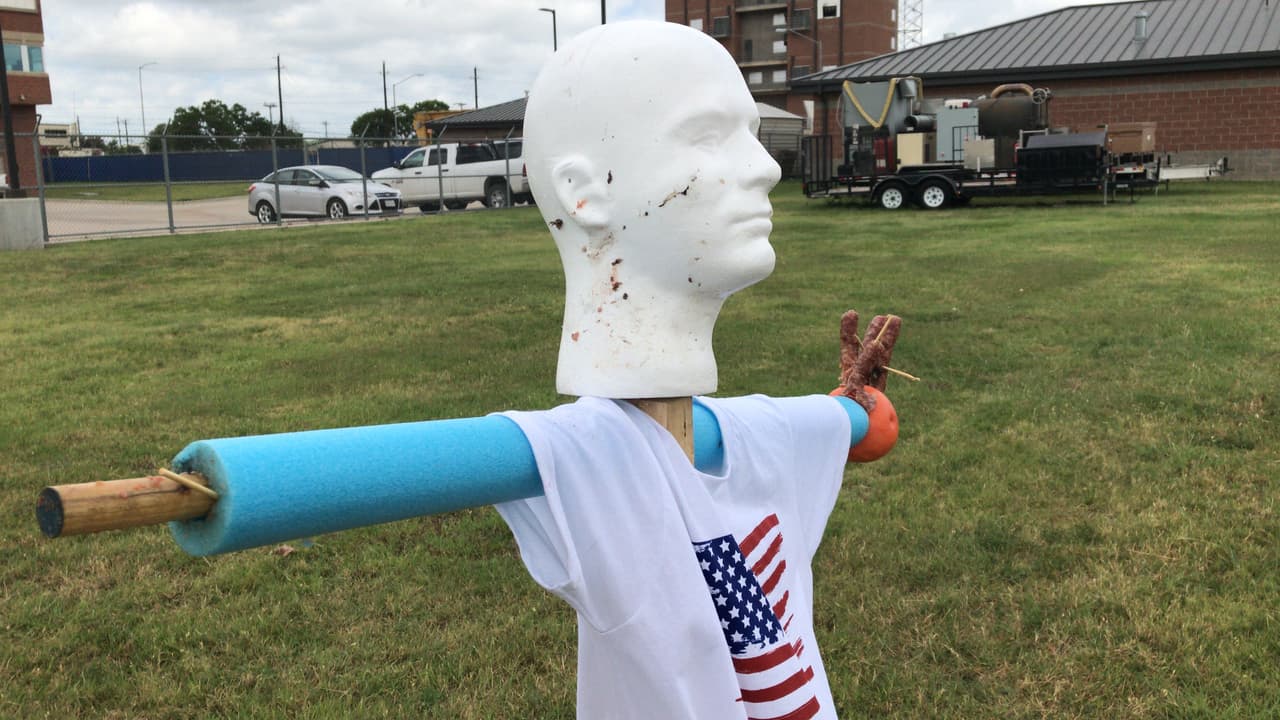 El maniquí perdió su mano. Los bomberos de Fort Worth informan que uno debe de llamar al 817-392-4444 no al 911 para reportar el uso de fuegos artificiales ilegales en su vecindario.