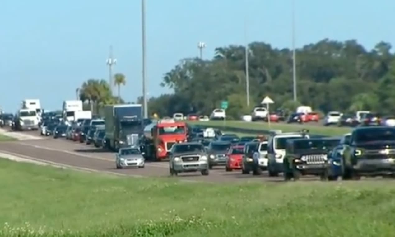 Filas interminables de vehículos entrando a Tampa tras el paso del huracán Ian