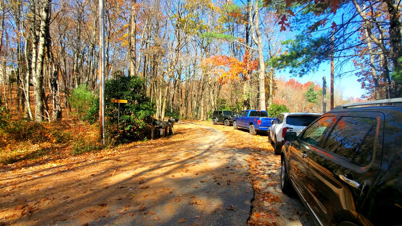 De hecho, deberás dejar tu auto en la calzada al final de una zona residencial.