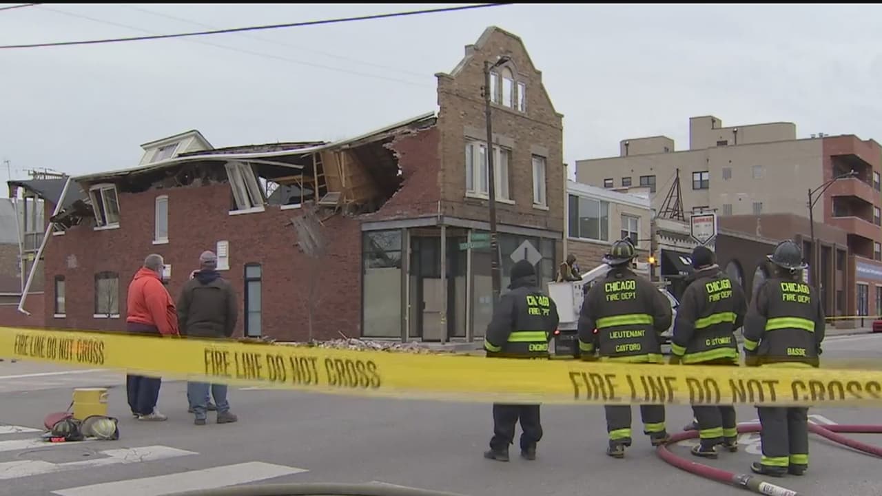 Equipos de emergencia atienden colapso de un edificio en el norte de Chicago