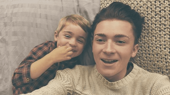 ¿Cuál fue la forma en que OliverVlogss abordó el tema de la homosexualidad? Todo empezó cuando el youtuber le preguntó al pequeño Alfie a qué asociaba la palabra amor. Entonces, le hizo notar que él nunca había tenido novia y el menor comentó que ya se había dado cuenta.