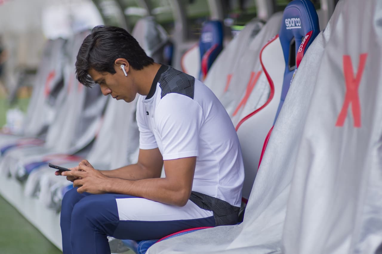 Algunos afirman que es hincha del Real Madrid, pues circulan fotos en redes sociales con ídolos merengues.
