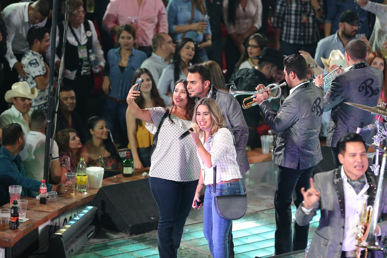 Las fans de Banda El Recodo aprovechan para tomarse foto con Geovanni Mondragón.