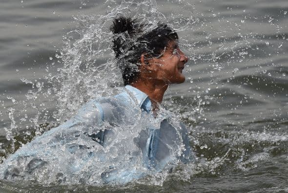 Este joven paquistaní busca refrescarse en una playa del mar Arábigo.