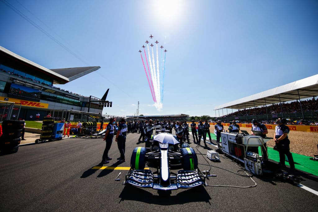 Termina el Grand Prix de Gran Bretaña con un mal sabor de boca. Lewis Hamilton se lleva el podio en casa a pesar de haberle chocado la monoplaza a Max Verstappen de Red Bull y dejarlo fuera de la contienda. Charles Leclerc logra su primer podio en segunda posición y Valtteri Bottas se queda con la tercera plaza. El piloto mexicano Sergio Pérez le roba un punto a Hamilton pero queda en 16.