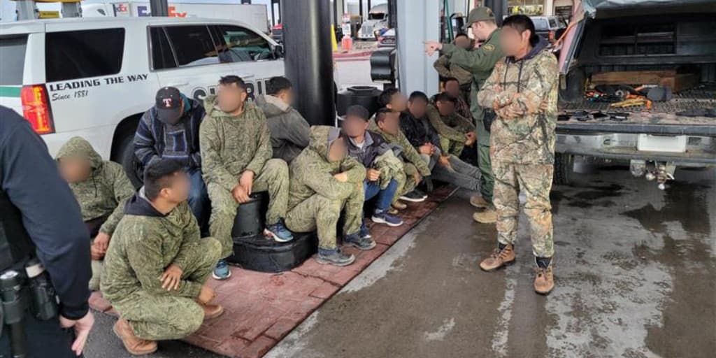 El sábado pasado en Benson, un agente de la estación de Willcox arrestó a un ciudadano estadounidense de 36 años que traficaba con 14 migrantes en total mientras estaba en una estación de servicio. Al vislumbrar un movimiento debajo de una lona en la caja de la camioneta, el agente descubrió a 12 migrantes ocultos. El conductor enfrenta cargos criminales.