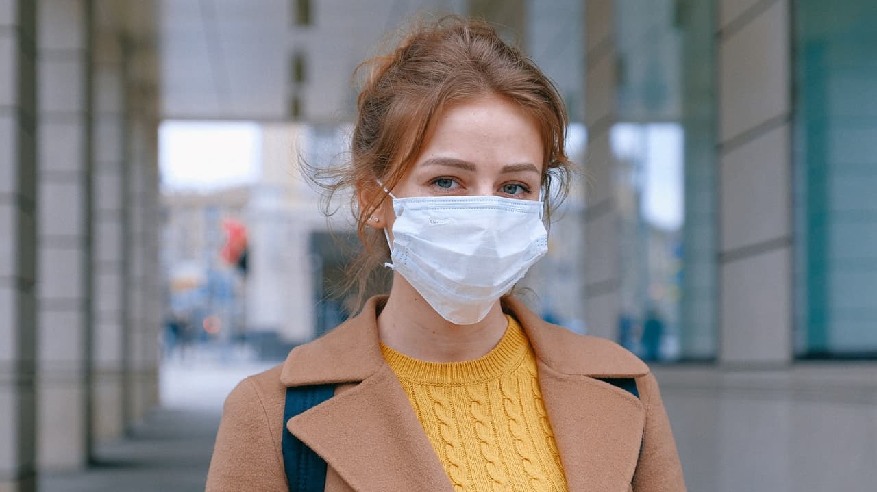 <b>¿Necesito usar una máscara en los restaurantes de Filadelfia? </b>Sí. A menos que la empresa tenga controles del estado de vacunación, se requieren máscaras nuevamente en todos los espacios públicos interiores en Filadelfia. 
<b>¿Necesito usar una máscara en los restaurantes suburbanos? </b>No. Los condados que rodean Filadelfia no requieren actualmente una máscara dentro de los espacios públicos.