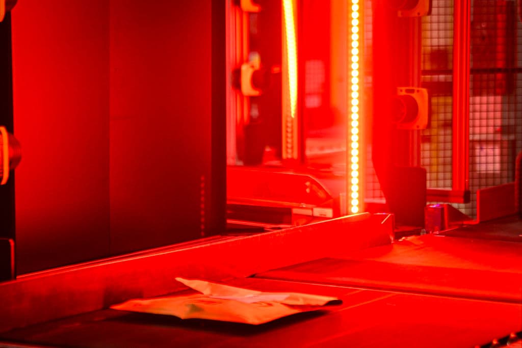 Cada orden pasa a través de un escáner enorme, previo a ser entregada a conductores autorizados por Amazon que las llevan a cualquier parte de la Florida Central.