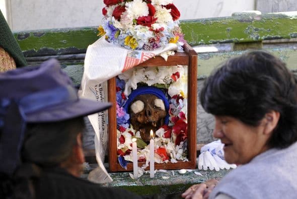 Aunque este año el cementerio central de La Paz estuvo atestado de decenas de ñatitas, el capellán no celebró misa ni bendijo las calaveras, como en fechas pasadas, aunque puso al alcance de los fieles un recipiente con agua bendita.