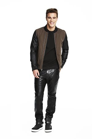 Para apagar los pantalones de piel sintética, puede usar la chaqueta 'sporty'. ¡Su estilo le hará ganar popularidad en la escuela!