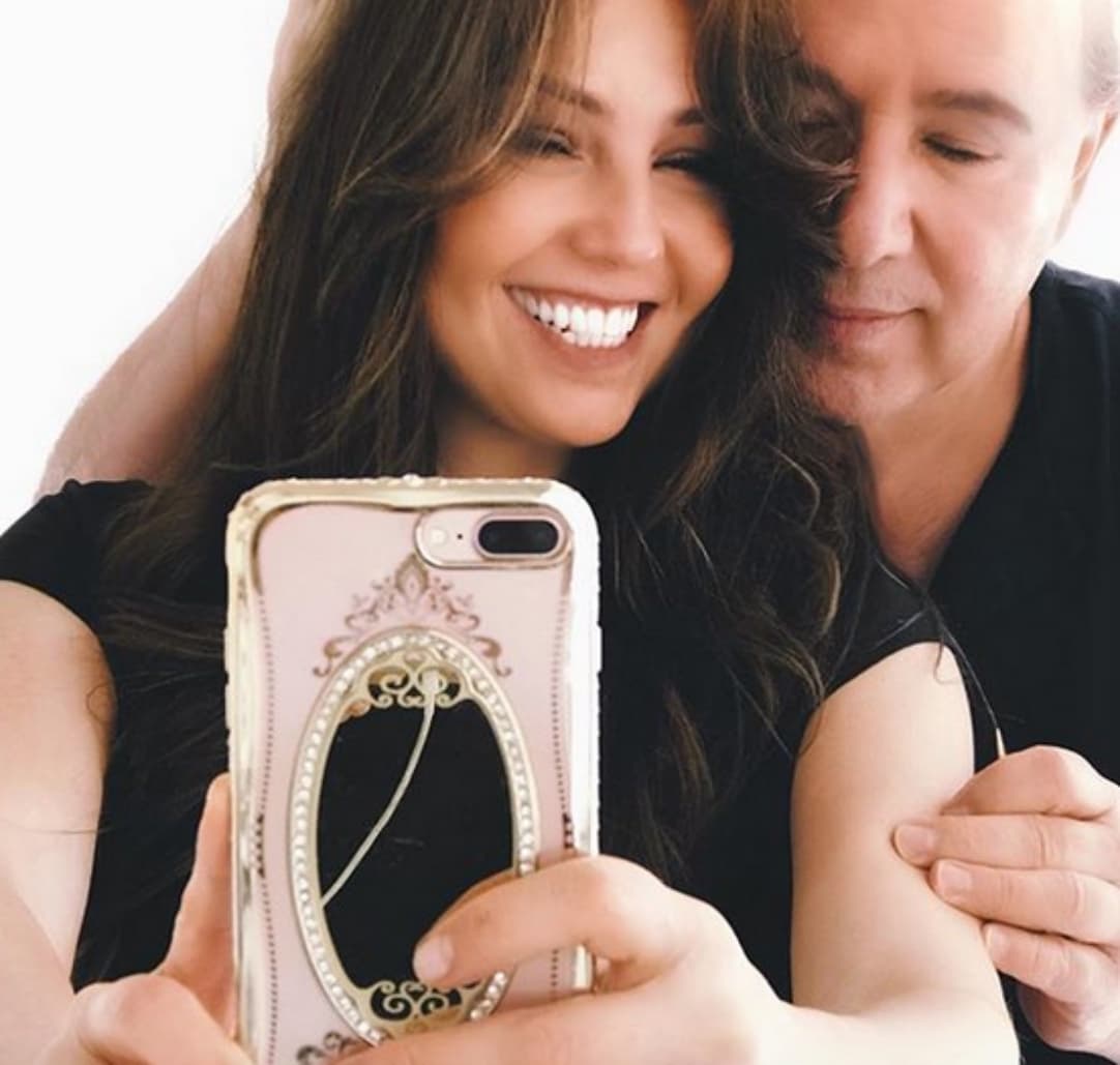 <b>Pero los mejores detalles, son gestos como éstos, de la vida diaria </b>que los lleva lo mismo a darse un chapuzón en la piscina de su casa que a tomarse un selfie.