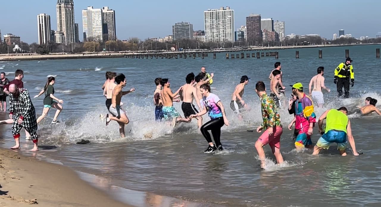 Como parte de la actividad, otros voluntarios esperaban a las personas con toallas al finalizar su chapuzón.