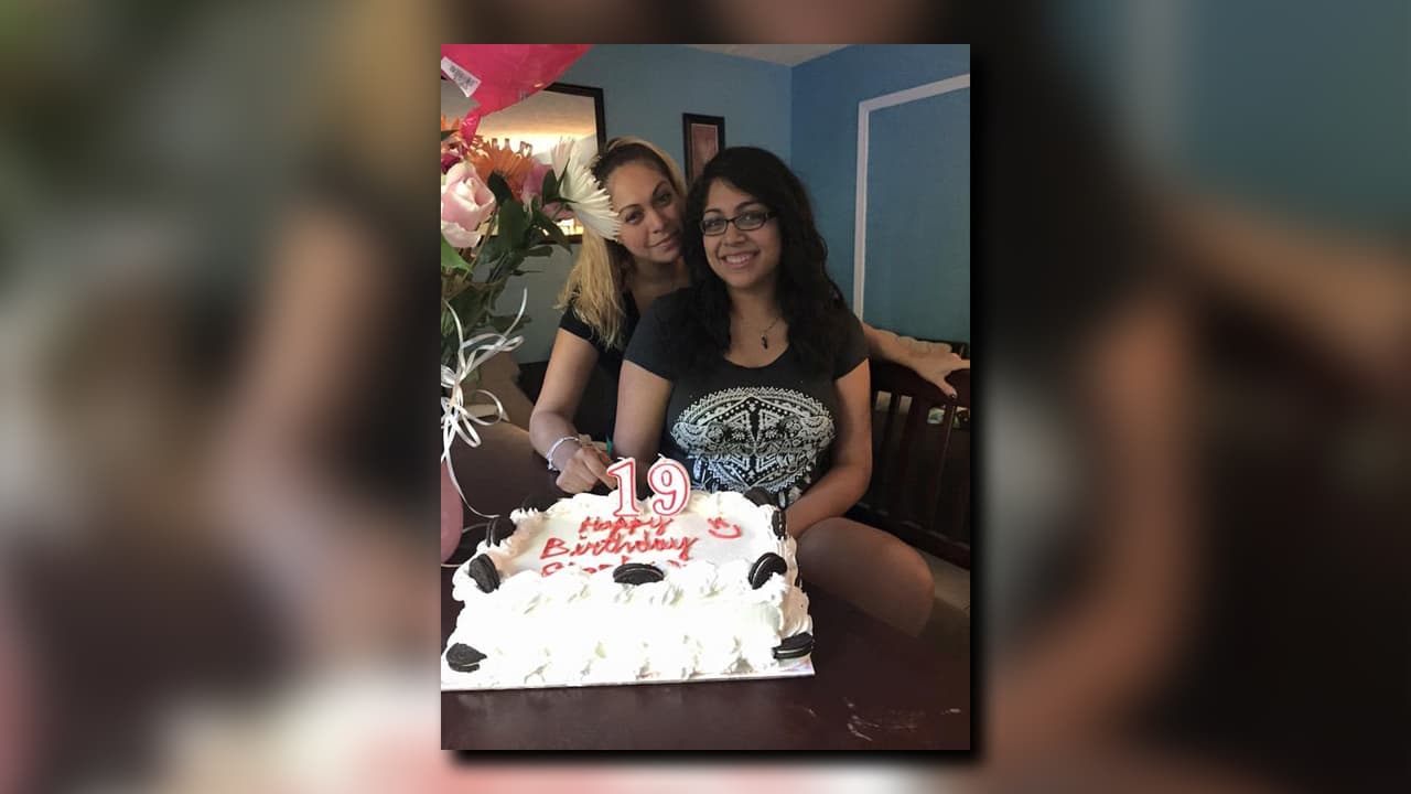 Recientemente escribió en una publicación en Facebook, “nunca hubiera imaginado que pasaría mi cumpleaños sin ti tan pronto mami. Te extraño”.