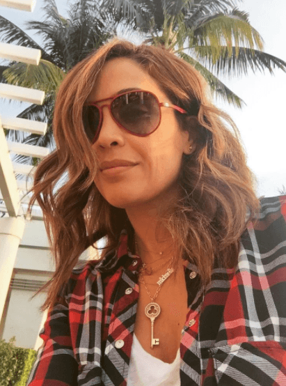 El estilo aviador es un clásico que no pasa de moda. Estos ayudan a alargar la cara y estilizarla por su forma y delgada montura.