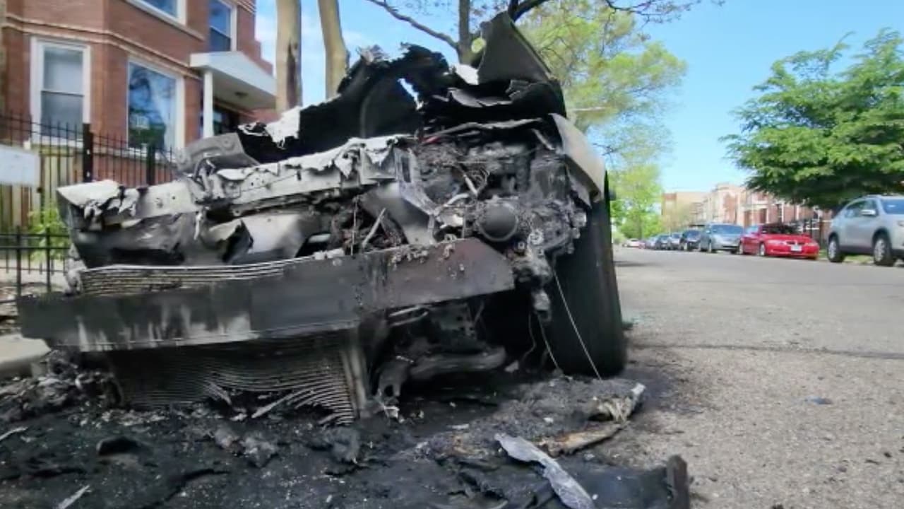 Cuatro autos se incendian en Humboldt Park tras escucharse una explosión