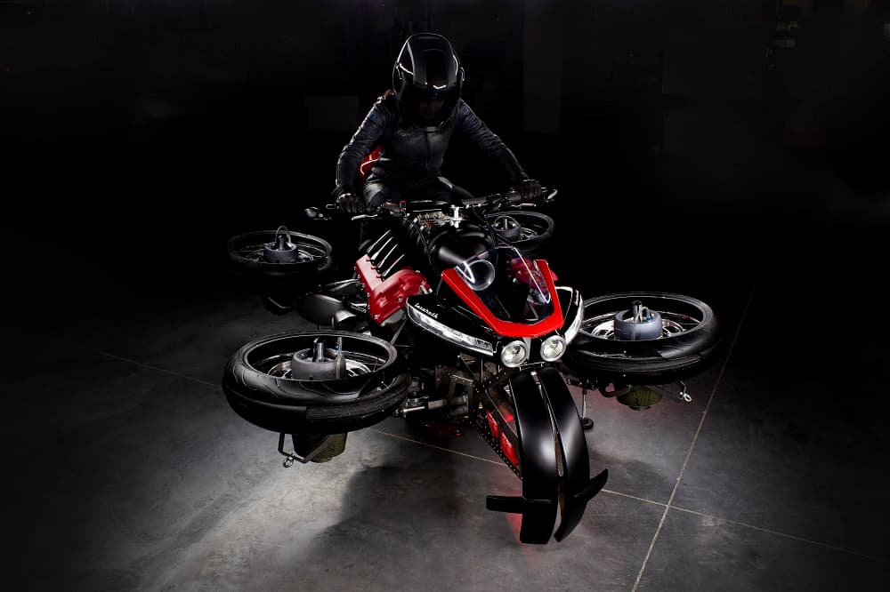 Para poder despegar hay que detener la Lazareth 496, colocar la moto en una zona plana y precalentar las turbinas durante un minuto.