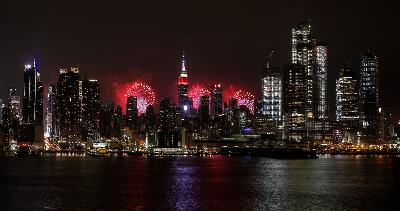 El lanzamiento de los fuegos artificiales han sido organizados por las cadenas de tiendas Macy’s por más de cuatro décadas.