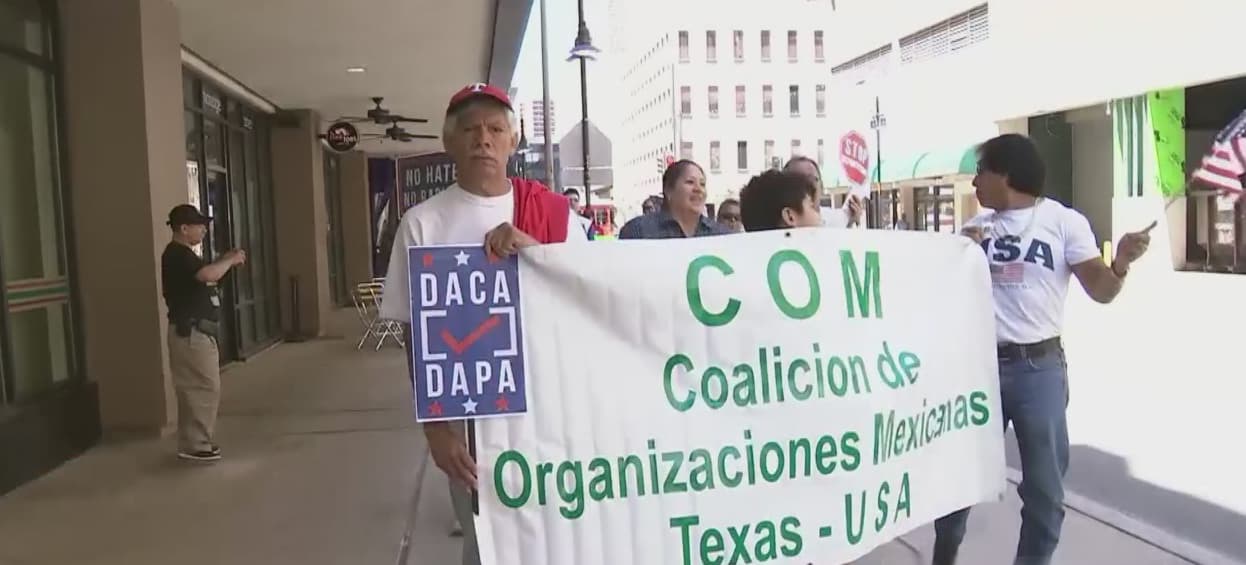 Un reducido grupo de personas marcharon y pidieron una Reforma Migratoria para todos