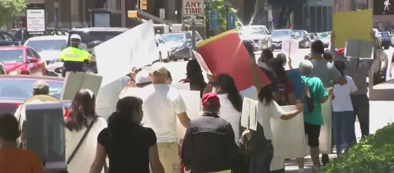 Un reducido grupo de personas marcharon y pidieron una Reforma Migratoria para todos