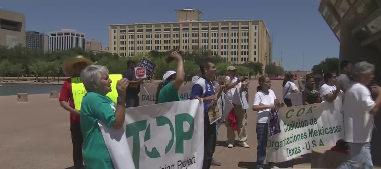 Un reducido grupo de personas marcharon y pidieron una Reforma Migratoria para todos