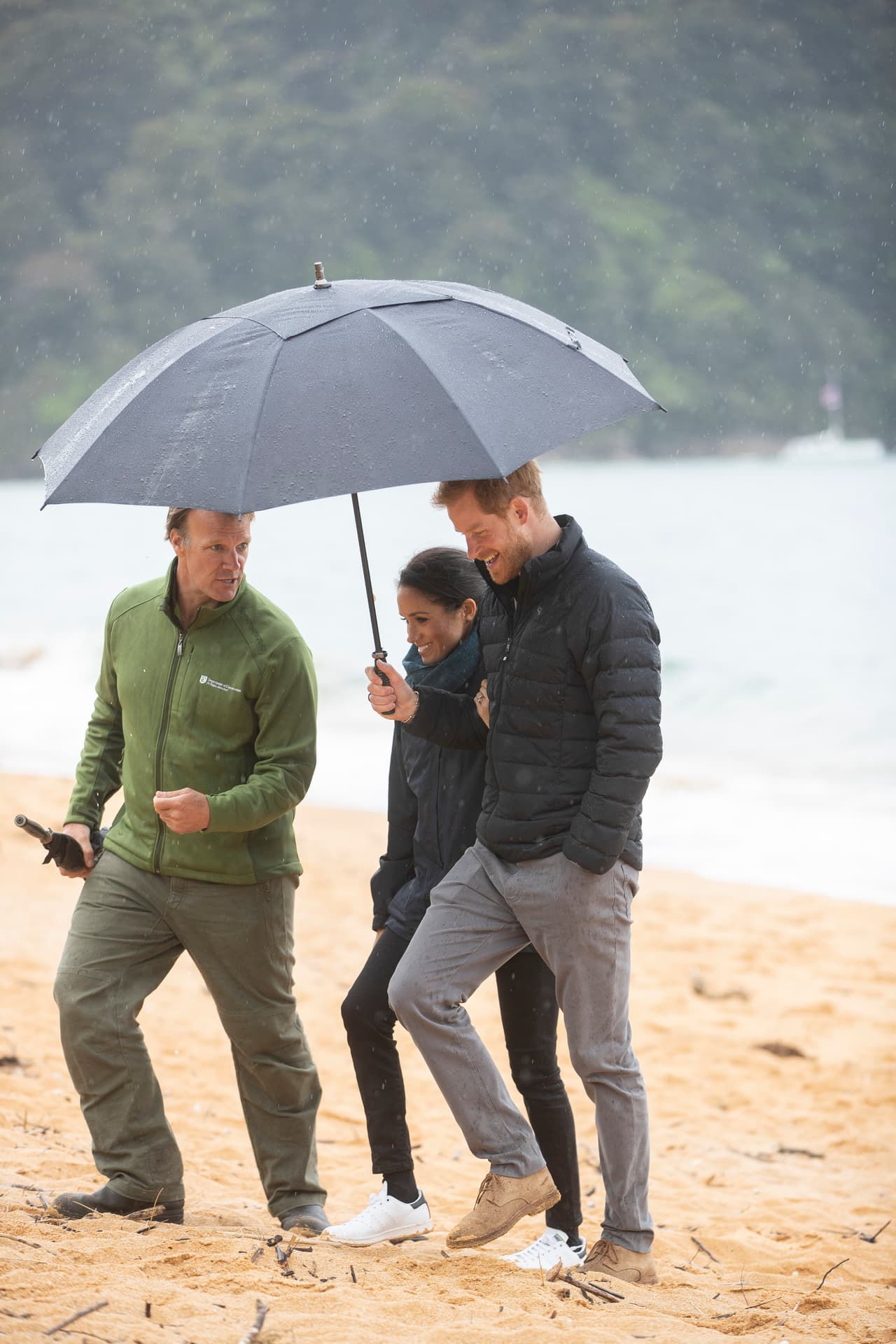 "Notamos que un grupo estaba parado cerca y tenían dos perros, uno de los cuales se nos acercaba", comentó Asymina Kantorowicz al medio canadiense 
<a href="https://vancouverisland.ctvnews.ca/is-this-actually-happening-prince-harry-and-meghan-markle-help-victoria-couple-struggling-with-selfie-stick-1.4750879" target="_blank">CTV News Vancouver Island</a>.