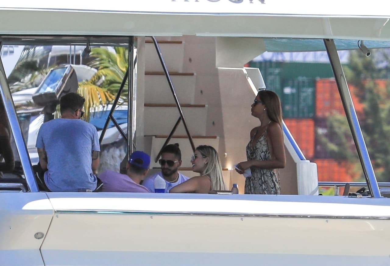 Aunque las fotos no son claras, creemos que la identidad de la mujer misteriosa quedó al descubierto gracias a los aretes y las gafas de sol que usaba.