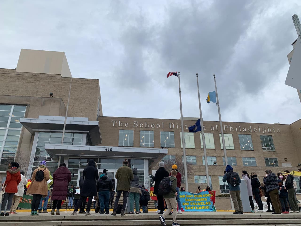 Para lograr esa realidad, Juntos exige una reinversión drástica en educación que manifieste una visión de escuelas con enfermeras, consejeros, profesores bilingües, clases de arte, música y salud.