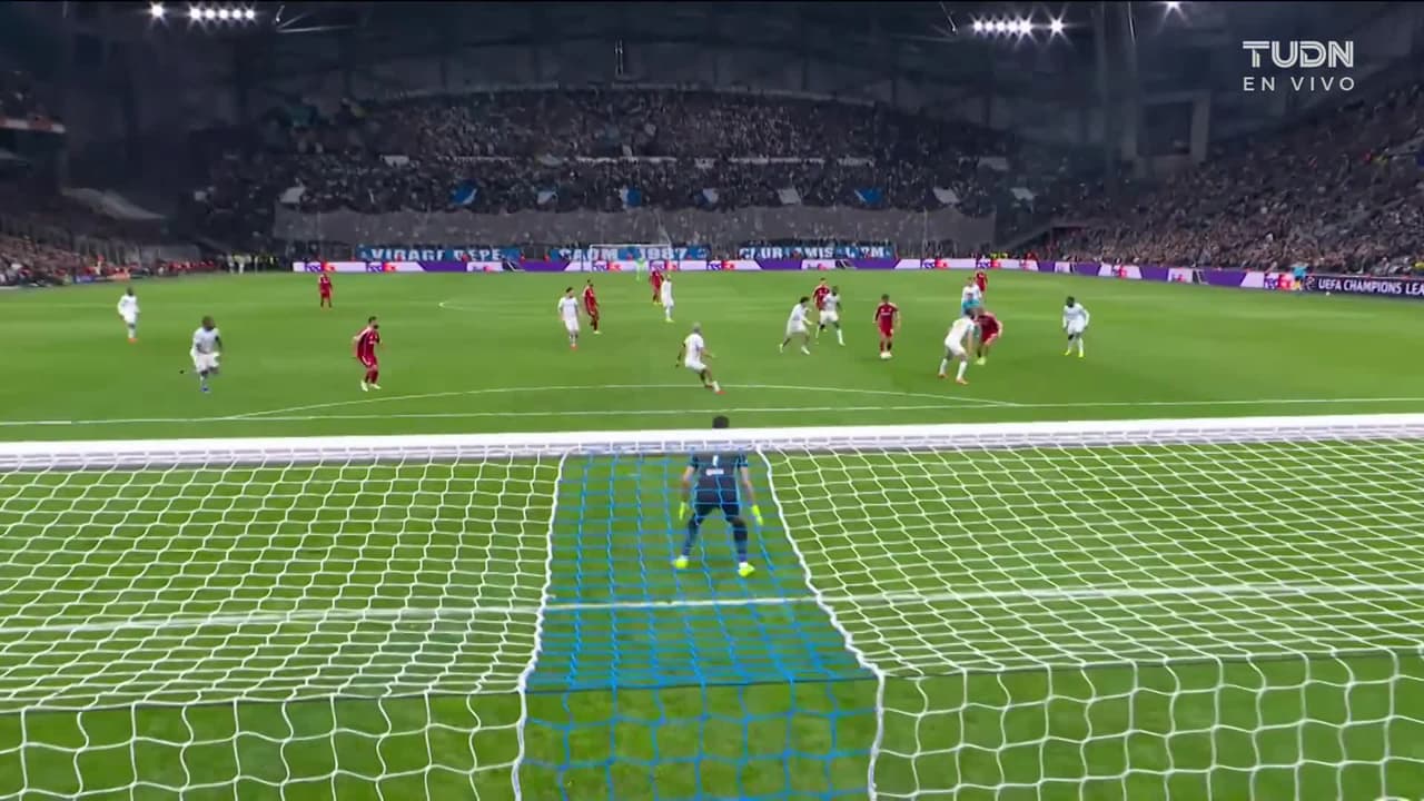 ¡Para dónde la mandó! Ekitike se iba a aventar un golazo