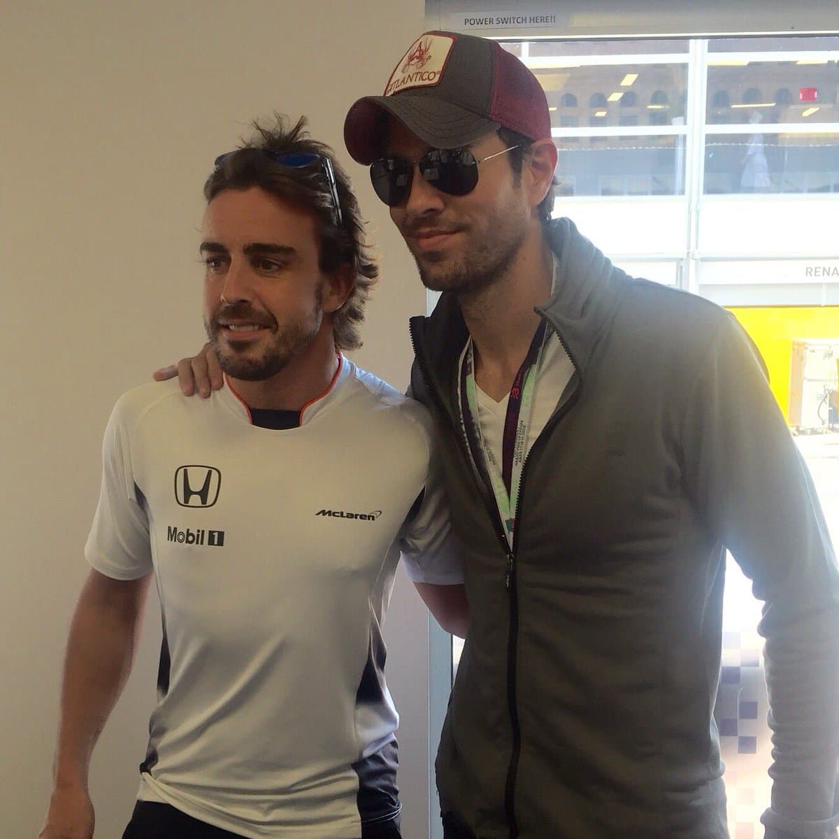 Para no ser menos, el célebre cantante también se dio el gusto de conocer a Fernando Alonso, otro compatriota, bicampeón mundial en 2005 y 2006.