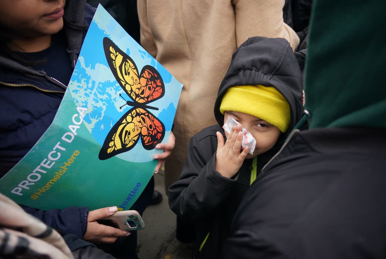Entre los que asistieron para manifestar frente a la Corte Suprema había niños, dreamers y activistas por los derechos de los inmigrantes. DACA fue creado el 15 de junio de 2012 por medio de una orden ejecutiva firmada por Obama. El programa protegió de la deportación a unos 1,2 millones de soñadores, pero solo poco más de 800,000 solicitaron el amparo.