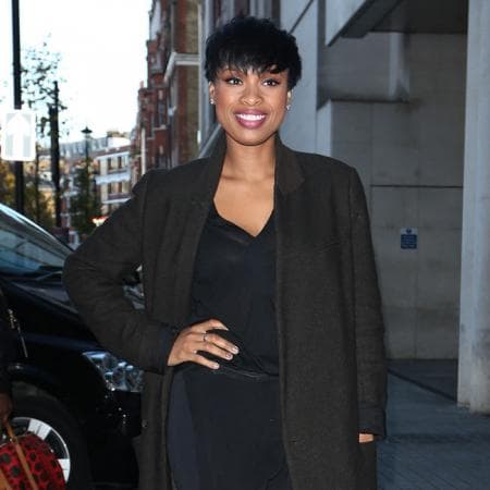 El 23 de octubre de 2008 la exitosa vida de la actriz y cantante Jennifer Hudson se convirtió en tragedia, pues el exesposo de su hermana Julia asesinó a tiros a su madre, su hermano y a su sobrino por un ataque de celos, cuando al ir a felicitar a su expareja por su cumpleaños, creyó que uno de los regalos que ella había recibido era de otro hombre.
<br>