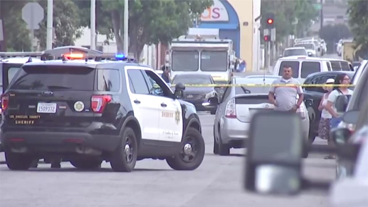 Vecinos dijeron que nunca notaron problemas. "Nos tiene sorprendidos, no sabemos que haya sucedido porque ella era muy atenta con sus niños", dijo Genoveva Sánchez.