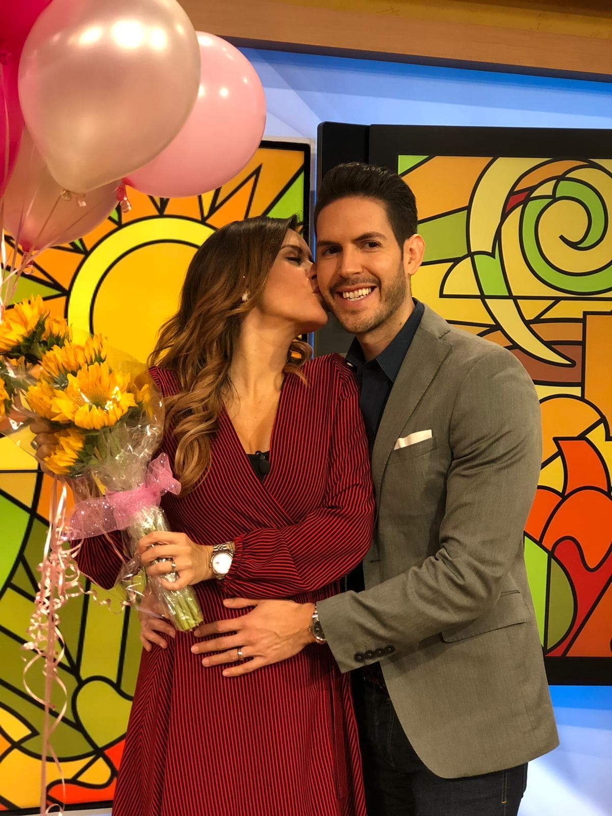 La pareja no paraba de sonreír. Carolina quiso agradecer la sorpresa con este beso lleno de amor.