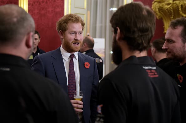 The Sun afirma que Harry se tomó dos pintas de cerveza, mientras que
<b><a href="https://www.univision.com/famosos/usan-de-manera-ilegal-imagen-de-meghan-markle-para-vender-pastillas-de-perder-peso-y-advierten-acciones-fotos">Meghan prefirió agua</a></b>.